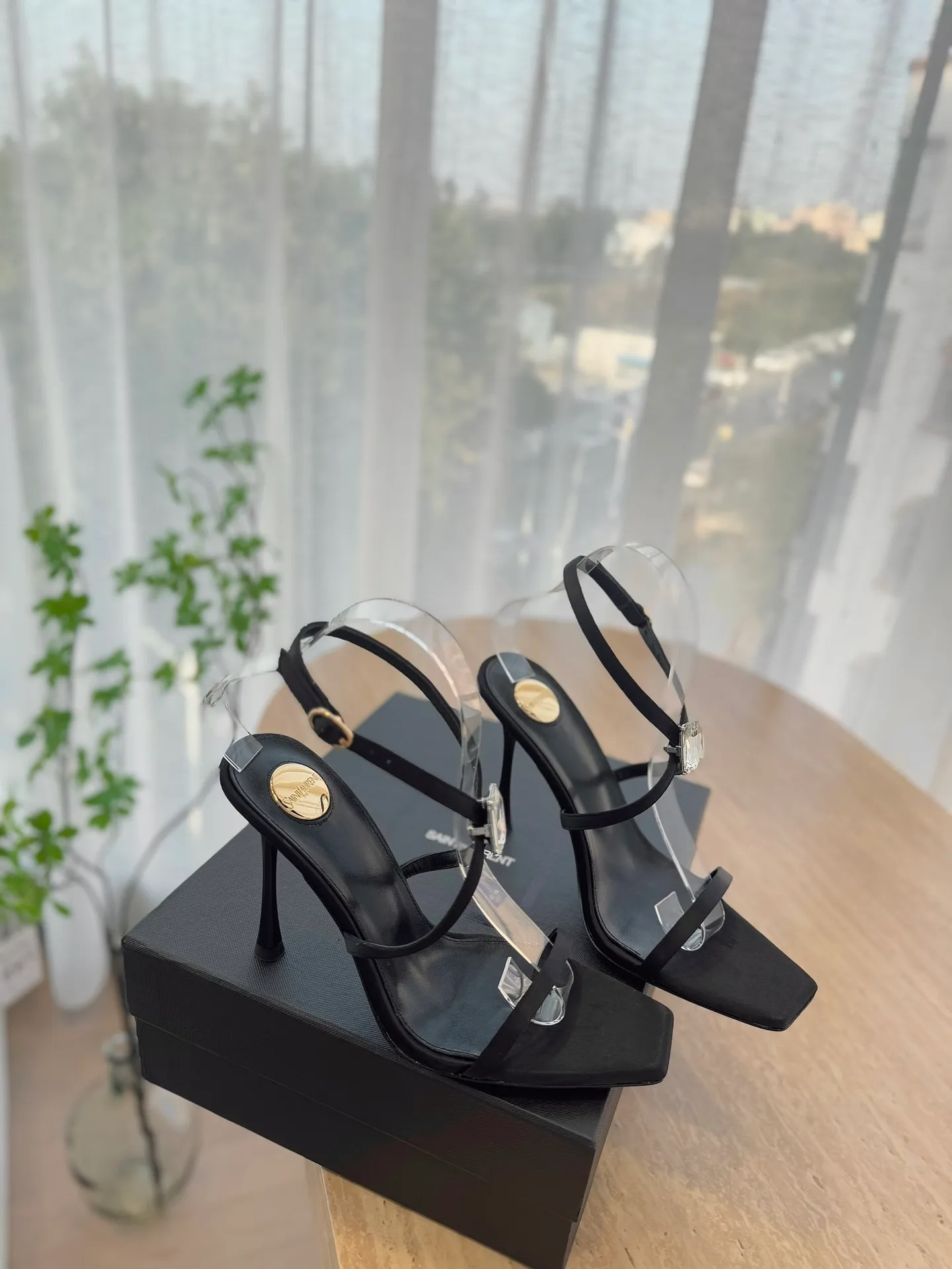 👟👟Ex-factory price 520👟👟 High version "SAINT LAUREN*" Saint Laurent YSL 25ss/spring and summer new catwalk style large rhinestone high-heeled shoes and sandals. Only YSL understands women's hearts best and does not accept refutation. It is a super invincible feminine artifact and a must-have for women (z-product full-body customization, own molded hardware accessories, perfect consistency). Compare the differences between pictures and goods on the market. ✔Upper: Customized imported calf patent leather/silk ✔Lining: Imported 🐑sheep leather ✔Sole: Imported genuine leather outsole ✔Heel height: 10.5cm ✔Number of yards: 35-39 (40 can be customized and non-returnable) (Full set of packaging)
